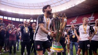 Yuri Alberto levanta a taça da Copa do Brasil no Mané Garrincha