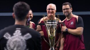 Pedro Sotero, Dorival Júnior, Lucas Silvestre com a taça da Supercopa do Brasil