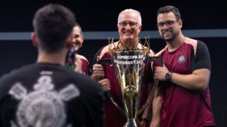 Pedro Sotero, Dorival Júnior, Lucas Silvestre com a taça da Supercopa do Brasil