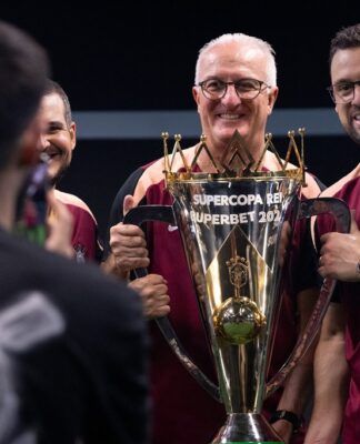 Pedro Sotero, Dorival Júnior, Lucas Silvestre com a taça da Supercopa do Brasil