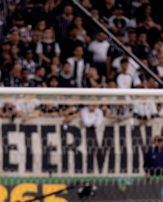 Raniele com a torcida do Corinthians de fundo, em Itaquera
