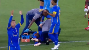 Jogador Alexandre, do Sampaio Corrêa, caído no chão e é atendido após sofrer convulsão em partida contra o Flamengo