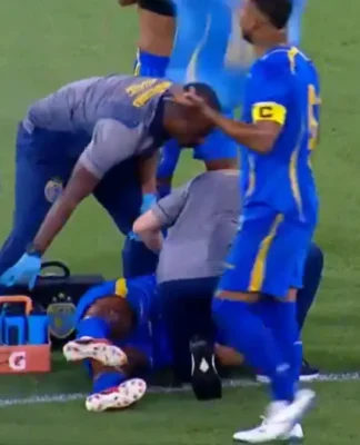Jogador Alexandre, do Sampaio Corrêa, caído no chão e é atendido após sofrer convulsão em partida contra o Flamengo