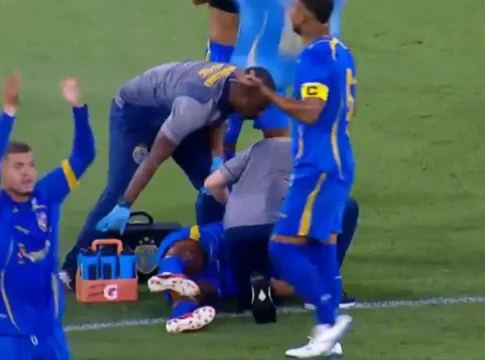 Jogador Alexandre, do Sampaio Corrêa, caído no chão e é atendido após sofrer convulsão em partida contra o Flamengo