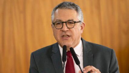 Alexandre Padilha fala ao microfone