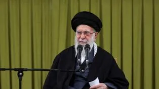 Ali Khamenei fala ao microfone durante cerimônia