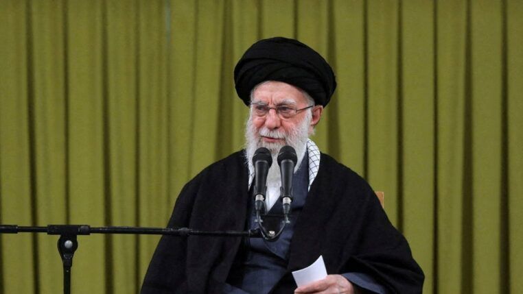 Ali Khamenei fala ao microfone durante cerimônia