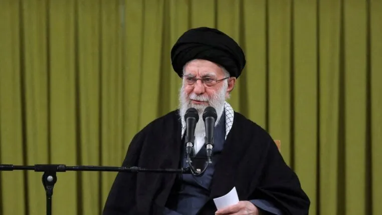 Ali Khamenei fala ao microfone durante cerimônia