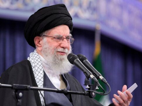 Líder supremo do Irã tem paradeiro desconhecido após ataque israelense a Teerã