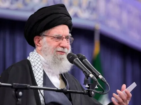 Líder supremo do Irã tem paradeiro desconhecido após ataque israelense a Teerã