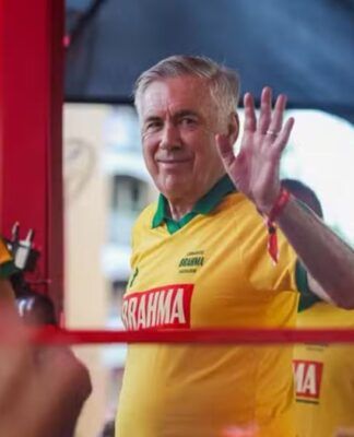 Ancelotti curte Carnaval na Bahia e recebe “cornetada” de Léo Santana: “Chama o Neymar”