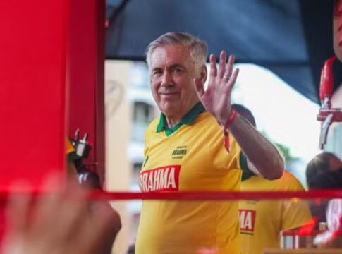 Ancelotti curte Carnaval na Bahia e recebe “cornetada” de Léo Santana: “Chama o Neymar”