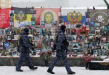 Zelensky marca aniversário da guerra na Ucrânia com promessa de continuar lutando