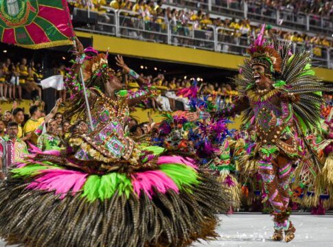 Membros da escola de samba Mangueira desfilando