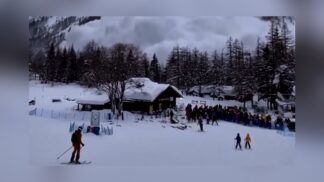 Esquiadores observam avalanche nos Alpes italianos
