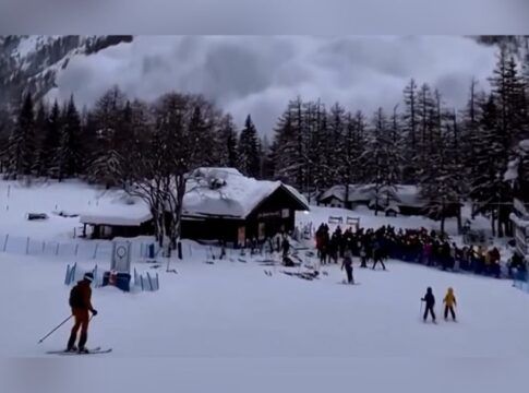 Esquiadores observam avalanche nos Alpes italianos