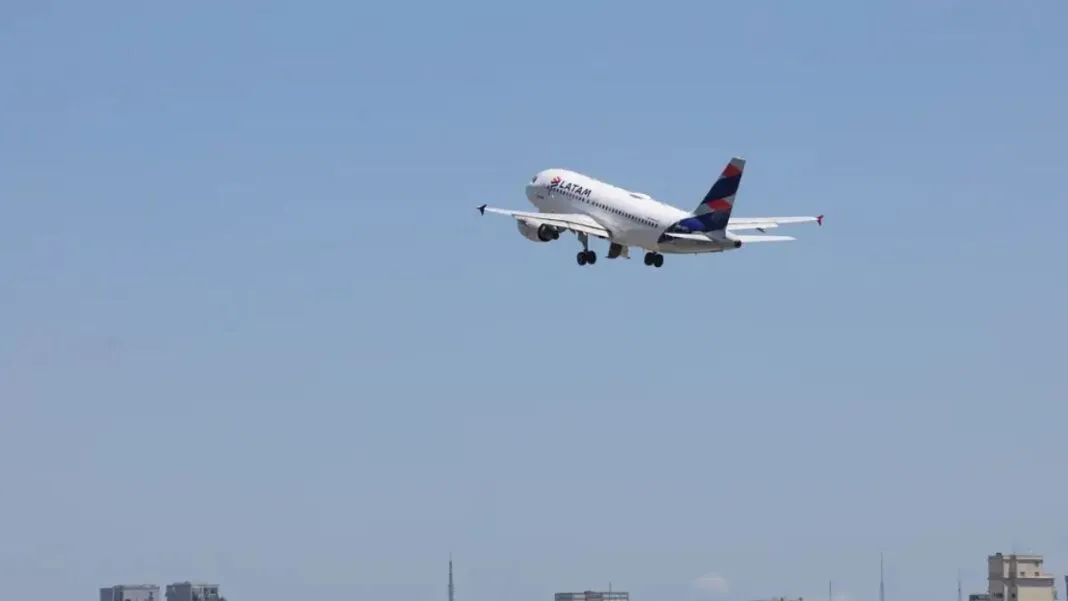 Avião da Latam Airlines decola do Aeroporto de Congonhas