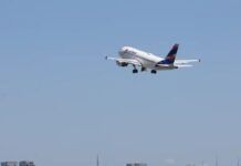 Avião da Latam Airlines decola do Aeroporto de Congonhas