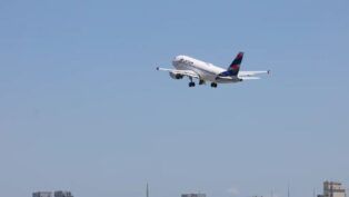 Avião da Latam Airlines decola do Aeroporto de Congonhas