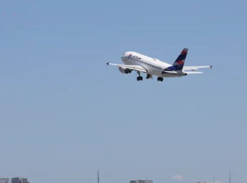 Avião da Latam Airlines decola do Aeroporto de Congonhas