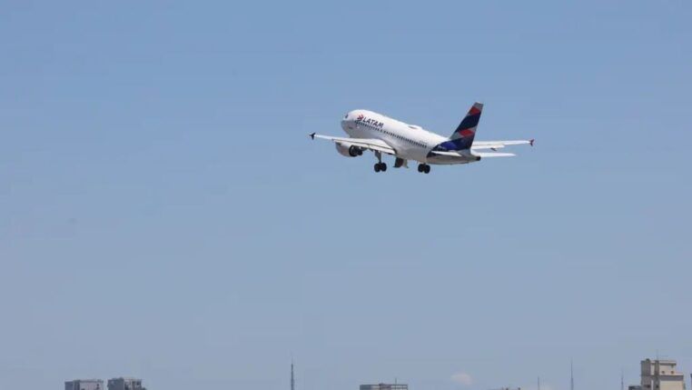 Avião da Latam Airlines decola do Aeroporto de Congonhas