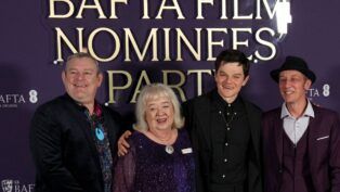 O ativista John Davidson e demais pessoas na cerimônia de premiação do Bafta