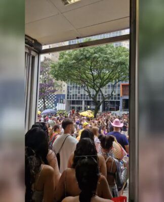 Pessoas participam do bloco de carnaval de Calvin Harris, em São Paulo