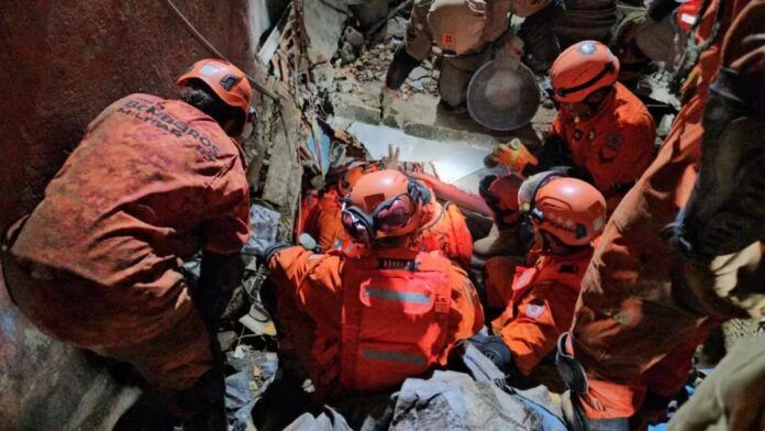 Mãe morre e filha é resgatada em desabamento de casas no Rio de Janeiro