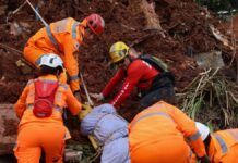 Bombeiros retiram corpo de escombros após fortes chuvas em Juiz de Fora (MG)