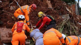 Bombeiros retiram corpo de escombros após fortes chuvas em Juiz de Fora (MG)