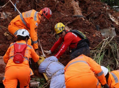 Bombeiros retiram corpo de escombros após fortes chuvas em Juiz de Fora (MG)