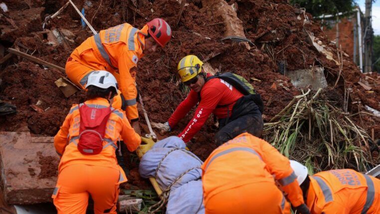 Bombeiros retiram corpo de escombros após fortes chuvas em Juiz de Fora (MG)