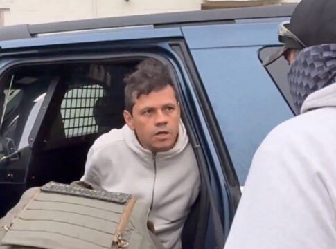 Brasileiro em carro, algemado por agentes do ICE