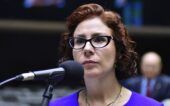 A ex-deputada federal Carla Zambelli falando em frente ao microfone