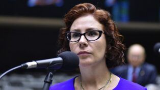 A ex-deputada federal Carla Zambelli falando em frente ao microfone