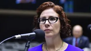 A ex-deputada federal Carla Zambelli falando em frente ao microfone