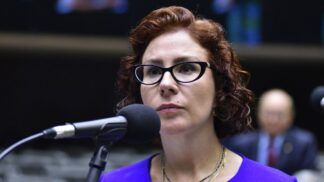 A ex-deputada federal Carla Zambelli falando em frente ao microfone