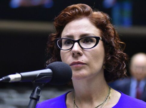 A ex-deputada federal Carla Zambelli falando em frente ao microfone