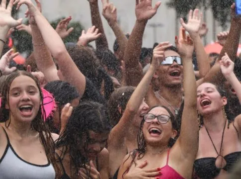 Prefeitura de SP multa empresas por áreas VIP em calçadas durante pré-carnaval