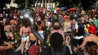 Foliões se divertem em bloco de rua no carnaval do Rio de Janeiro