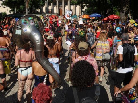 Foliões se divertem em bloco de rua no carnaval do Rio de Janeiro
