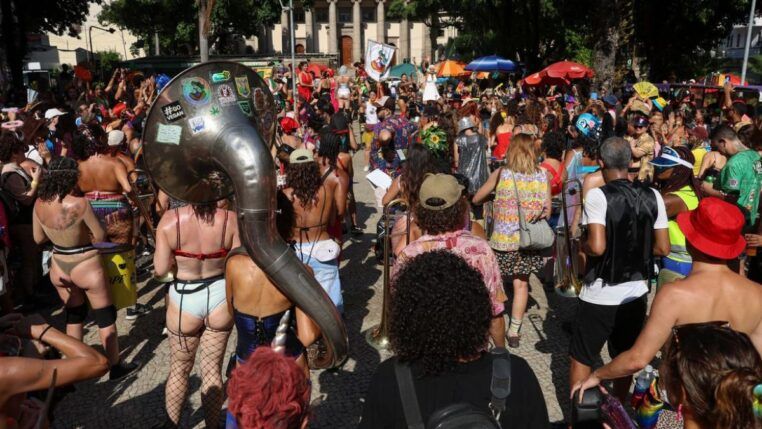 Foliões se divertem em bloco de rua no carnaval do Rio de Janeiro