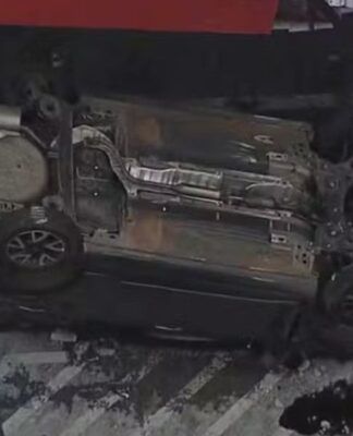 Motorista erra marcha e carro despenca em estacionamento de supermercado