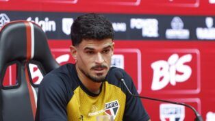 Cauly dá entrevista em sua apresentação no São Paulo