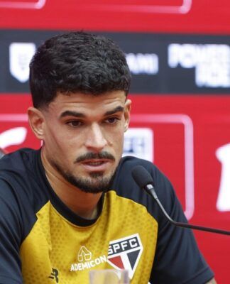 Cauly dá entrevista em sua apresentação no São Paulo