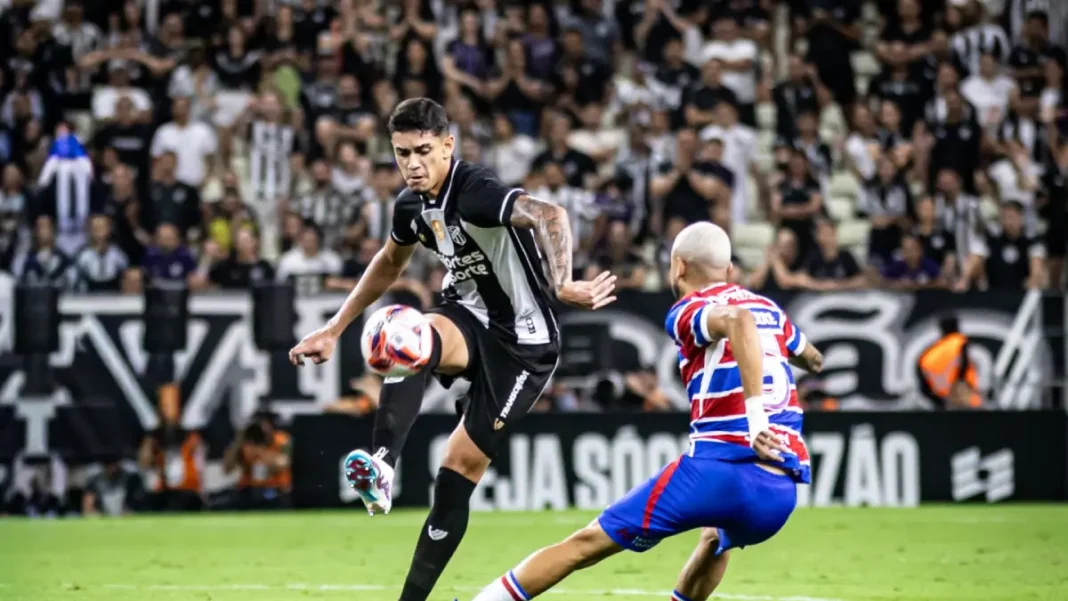 Jogadores em disputa no clássico entre Ceará e Fortaleza, pelo Campeonato Cearense 2026