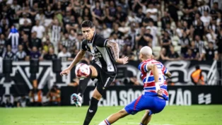 Jogadores em disputa no clássico entre Ceará e Fortaleza, pelo Campeonato Cearense 2026