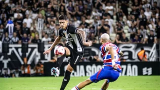 Jogadores em disputa no clássico entre Ceará e Fortaleza, pelo Campeonato Cearense 2026