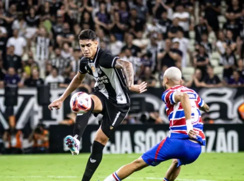 Jogadores em disputa no clássico entre Ceará e Fortaleza, pelo Campeonato Cearense 2026