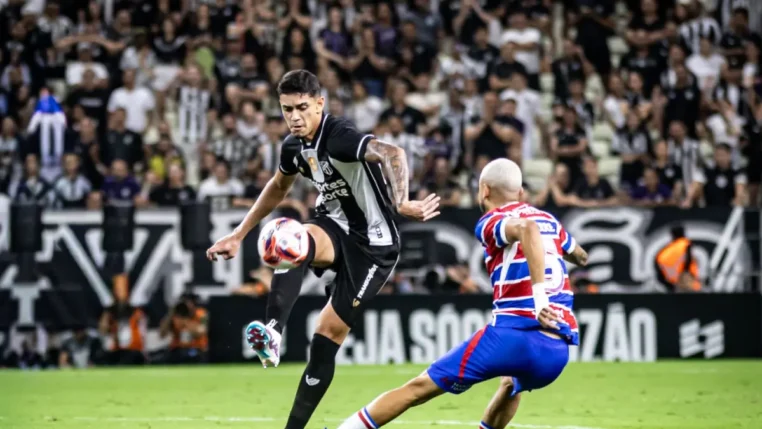 Jogadores em disputa no clássico entre Ceará e Fortaleza, pelo Campeonato Cearense 2026